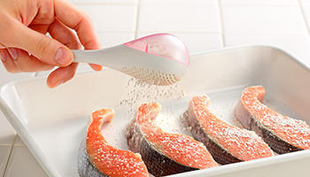 こぼさず思い切り振れる!「ムダなくまぶせる粉ふるい」発売