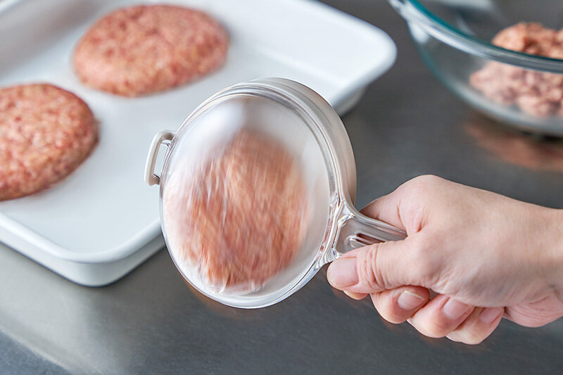 肉汁ジュワ！手を汚さずにお店のようなふっくらハンバーグ<br>　～ 「バシバシ！ハンバーグメーカー」