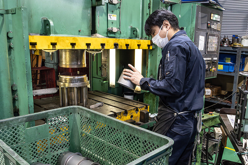 揚げ物料理の強い味方！<br>ロングセラーの「オイルポット」がリニューアル<br>～ 製造工場訪問