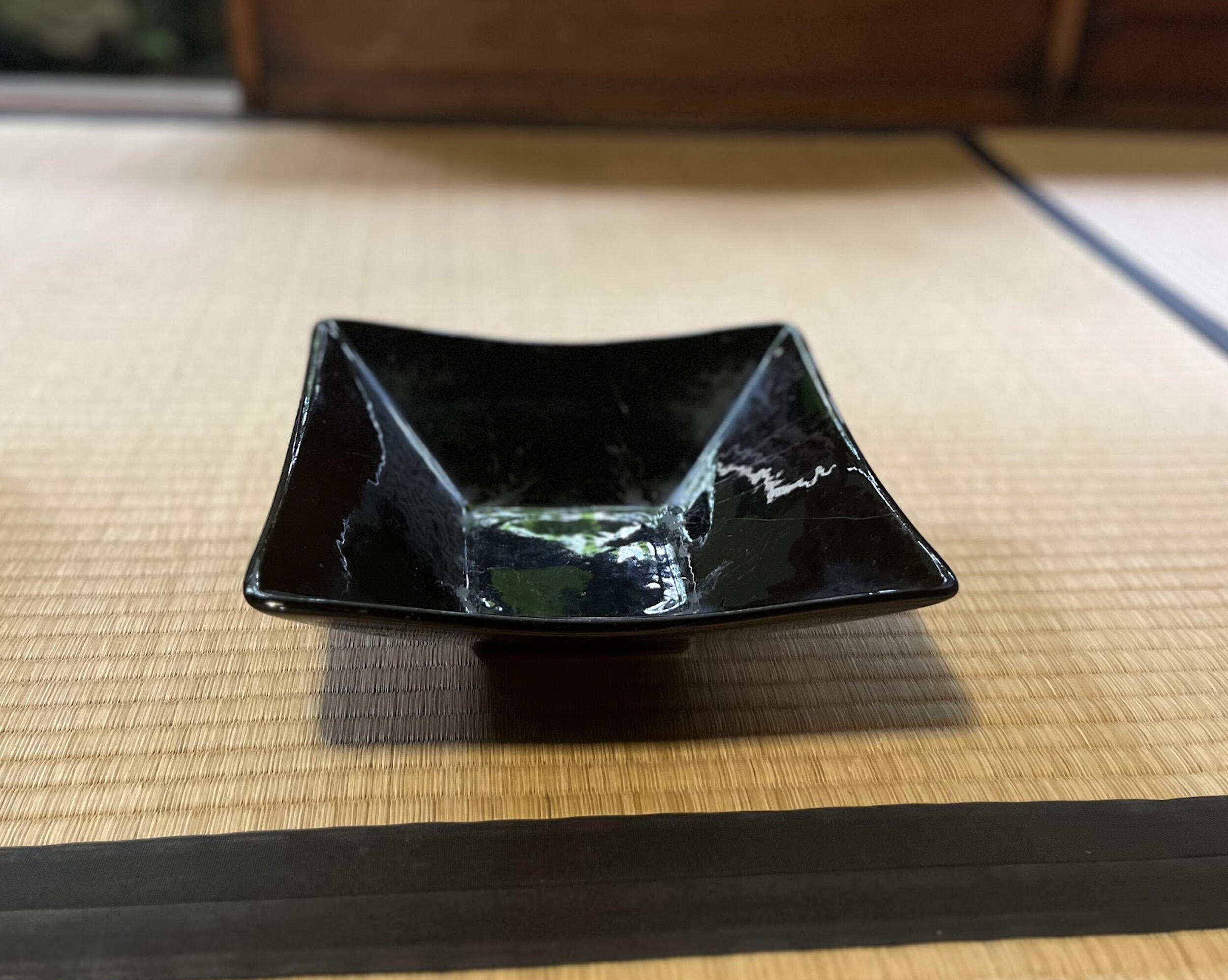 黒い色の水盤
