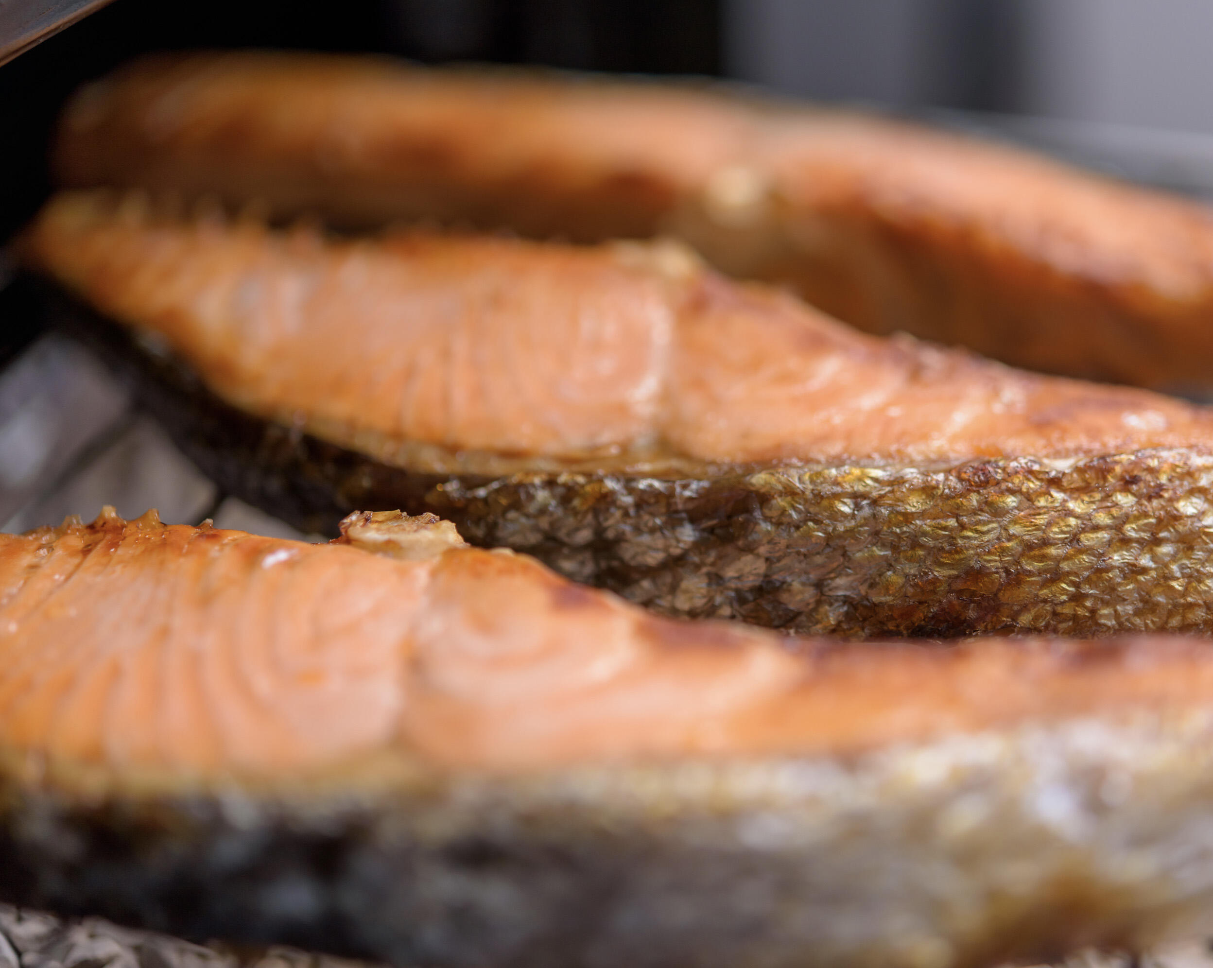 魚焼きグリルに並べた鮭の切り身