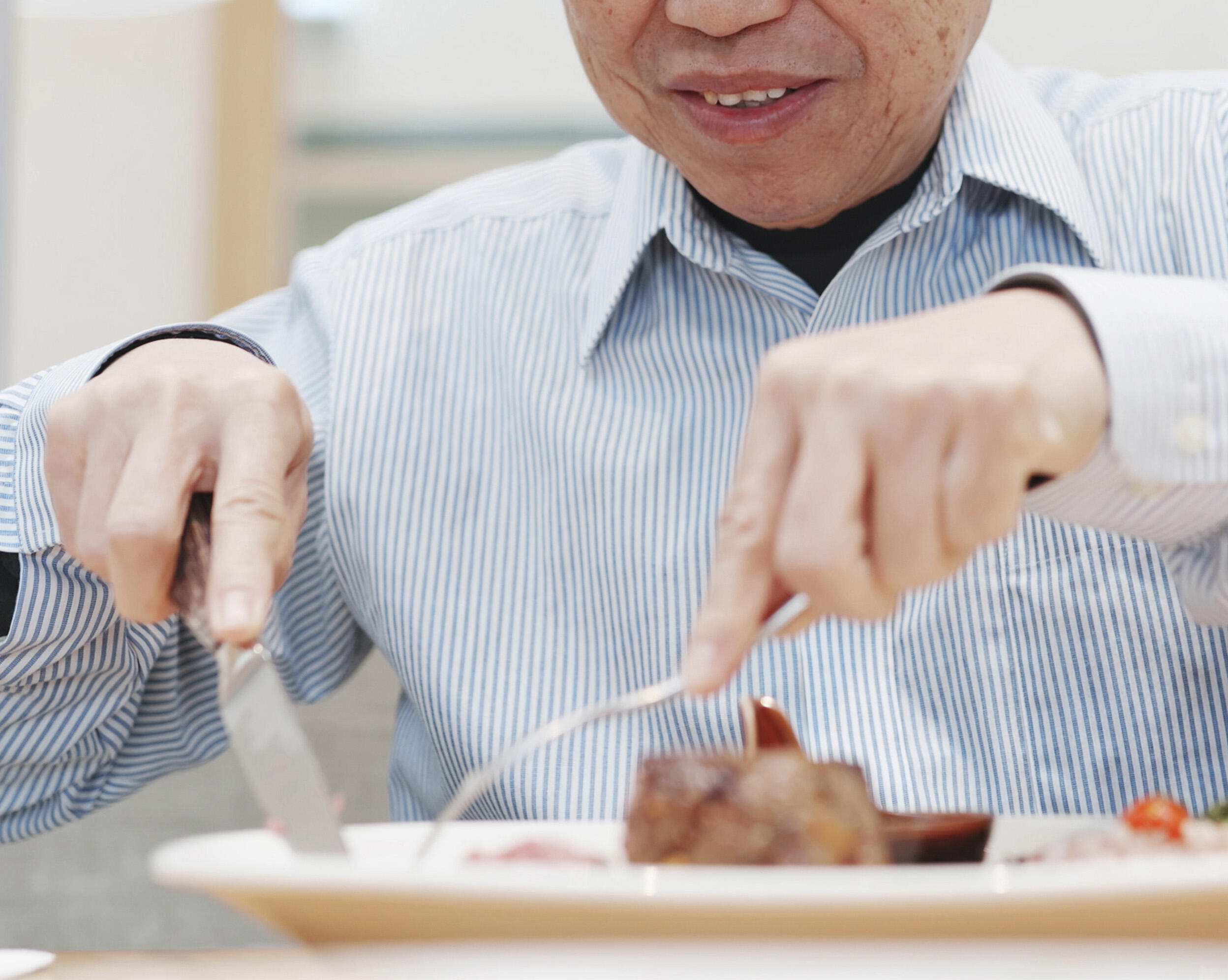 ナイフを使って肉をカットする様子