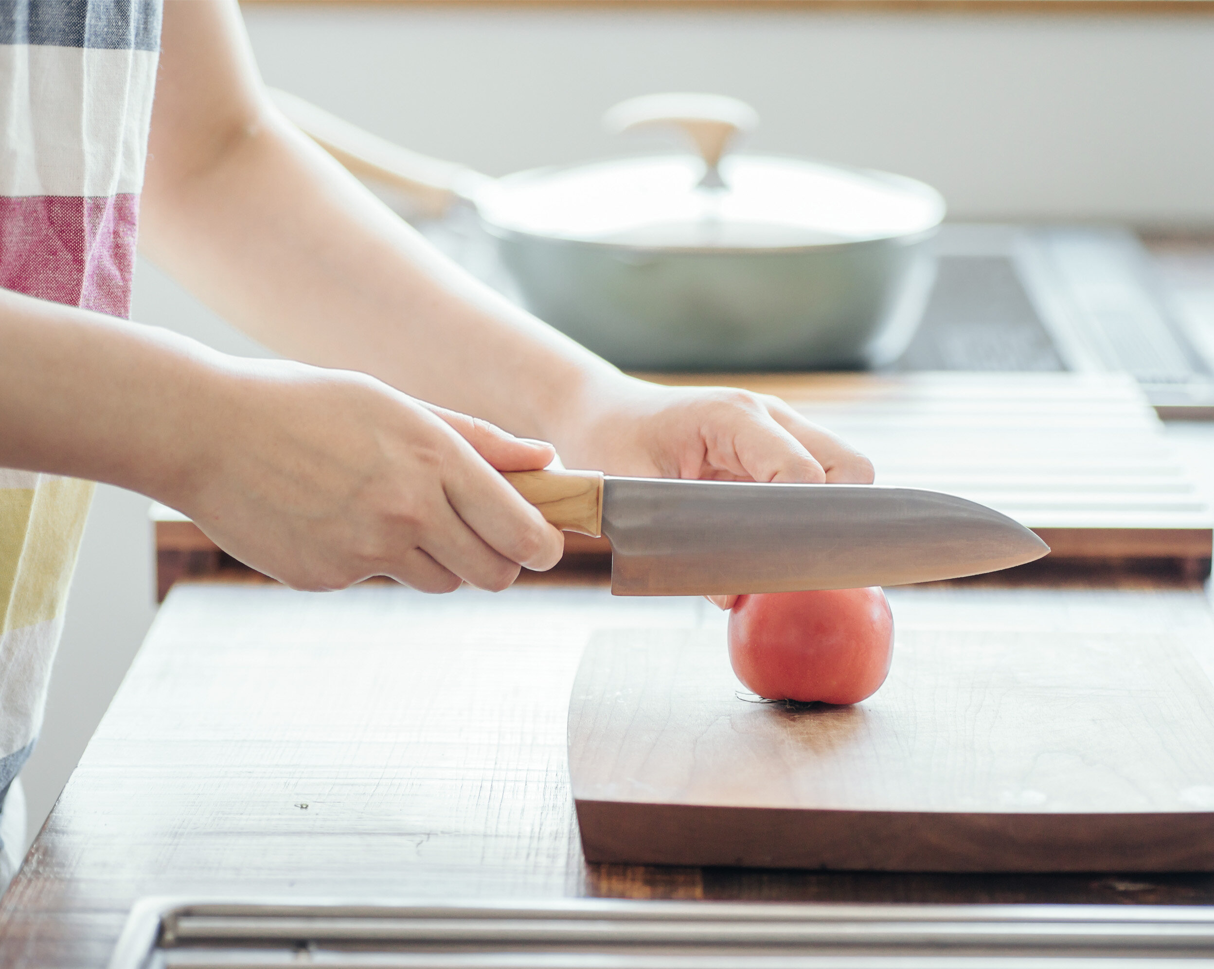 包丁で食材を切る様子