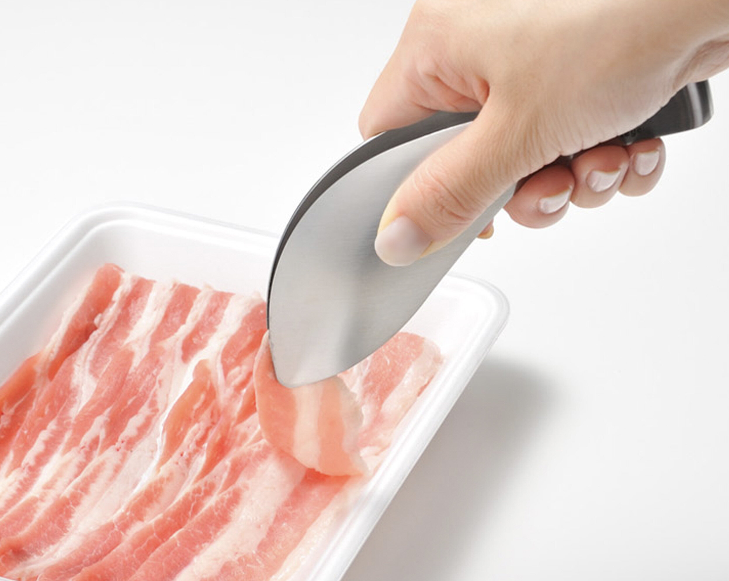ゆびさきトングで肉をめくる様子