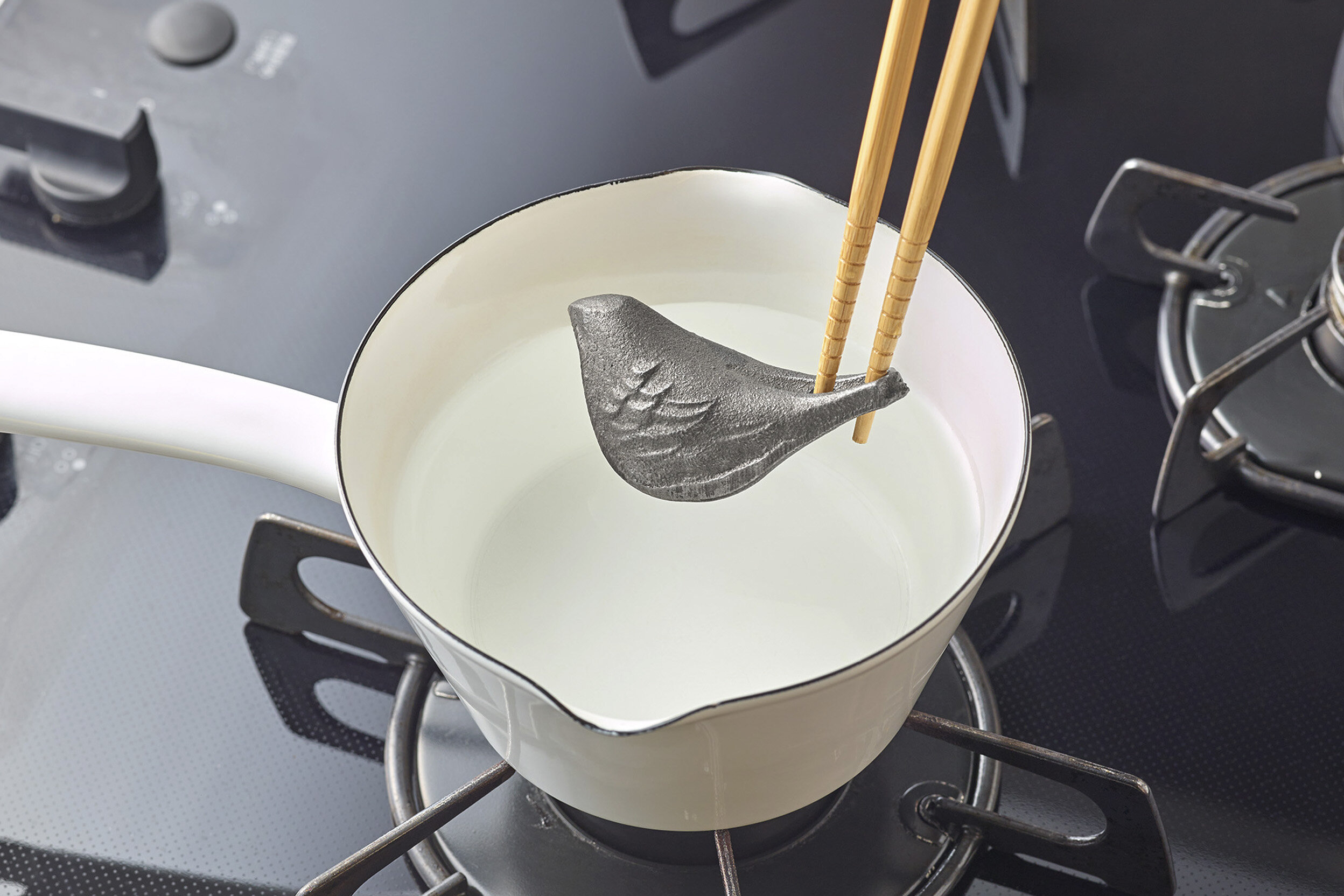 鉄のことりを端で取り出すイメージ