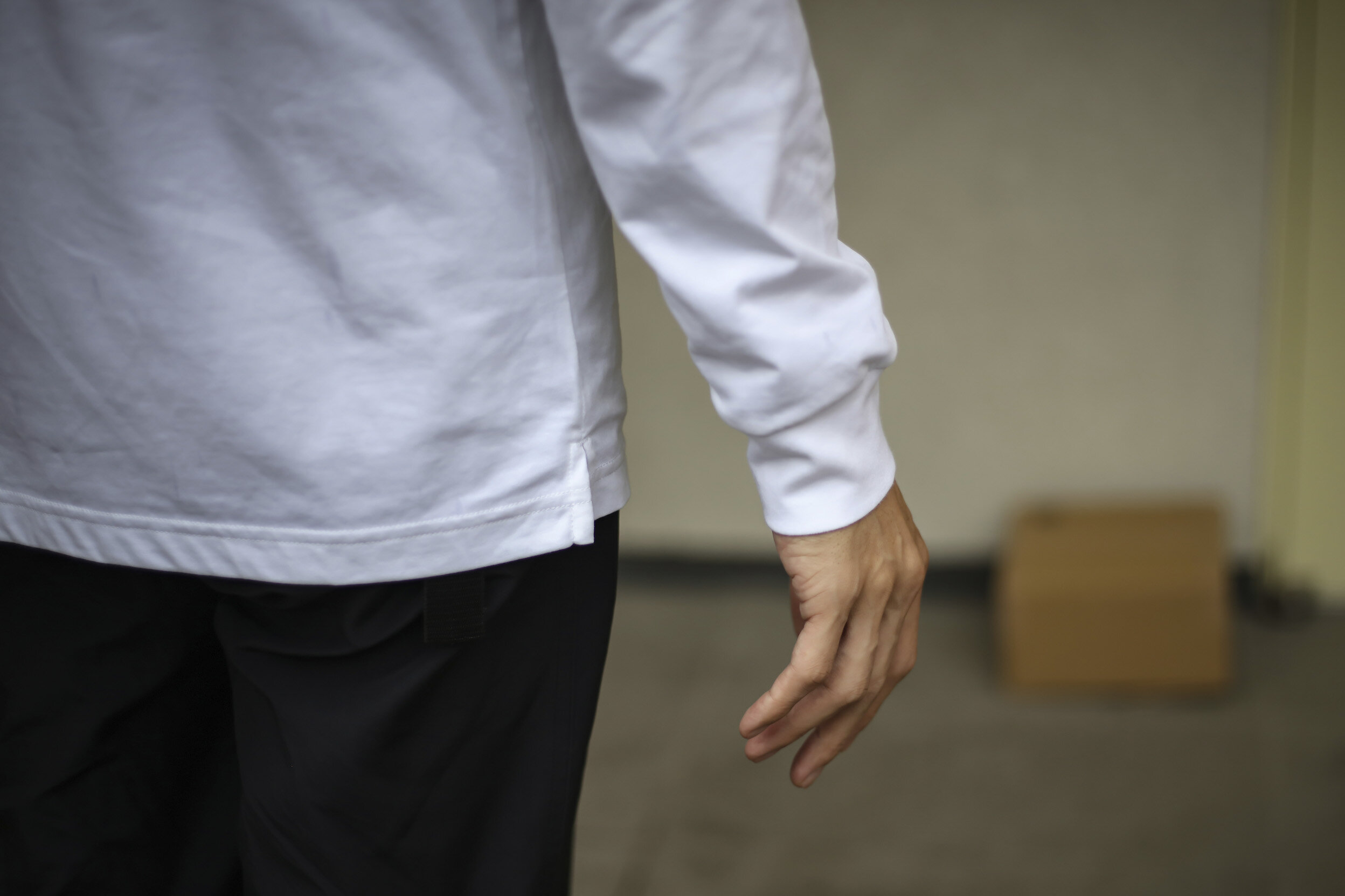 置かれた荷物の前に佇む人