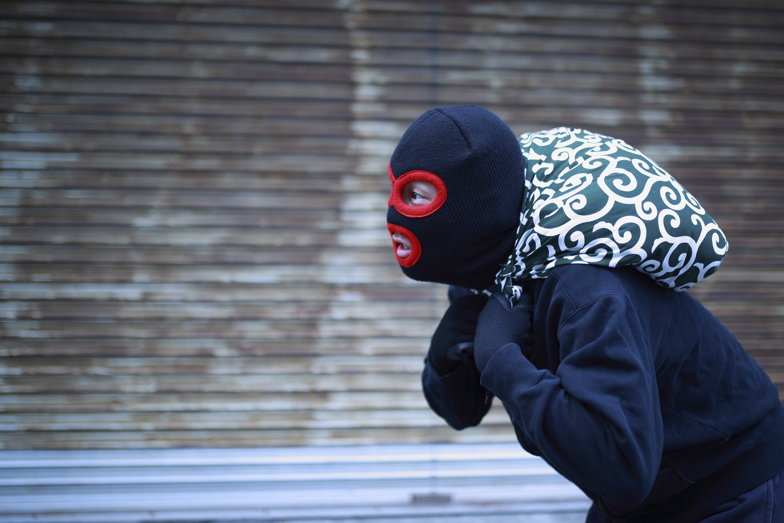 逃走している泥棒