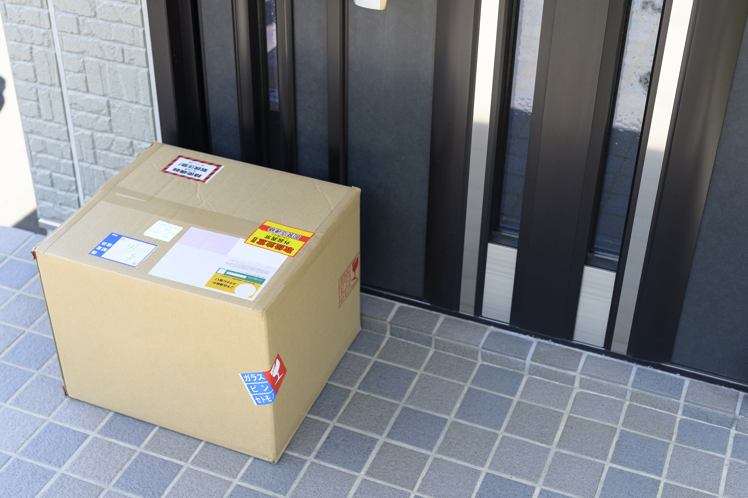 玄関に置き配されている荷物
