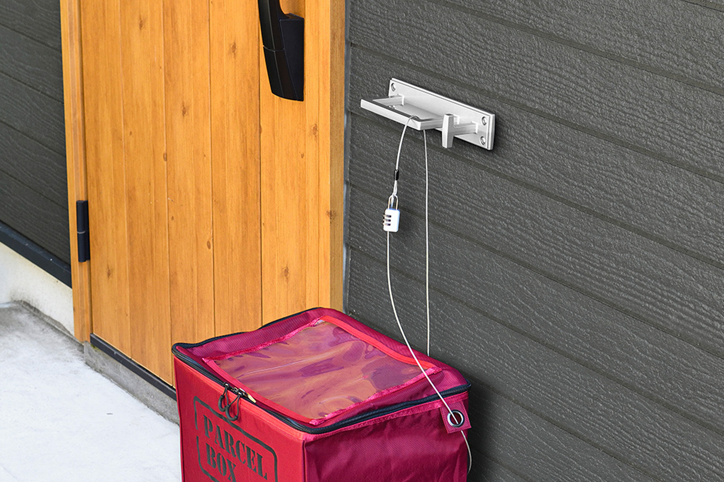ウォールフック&バーにチェーンででつながれた宅配ボックス