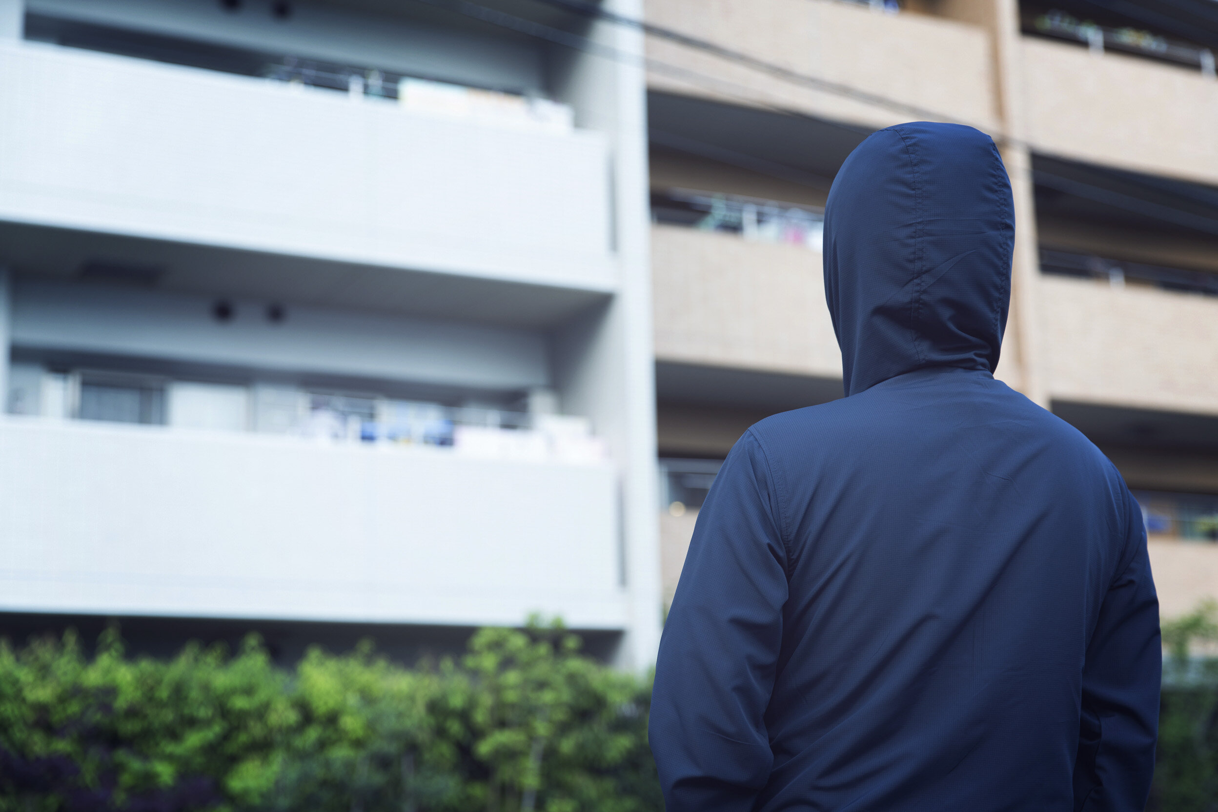 住宅を見つめ下見をする人