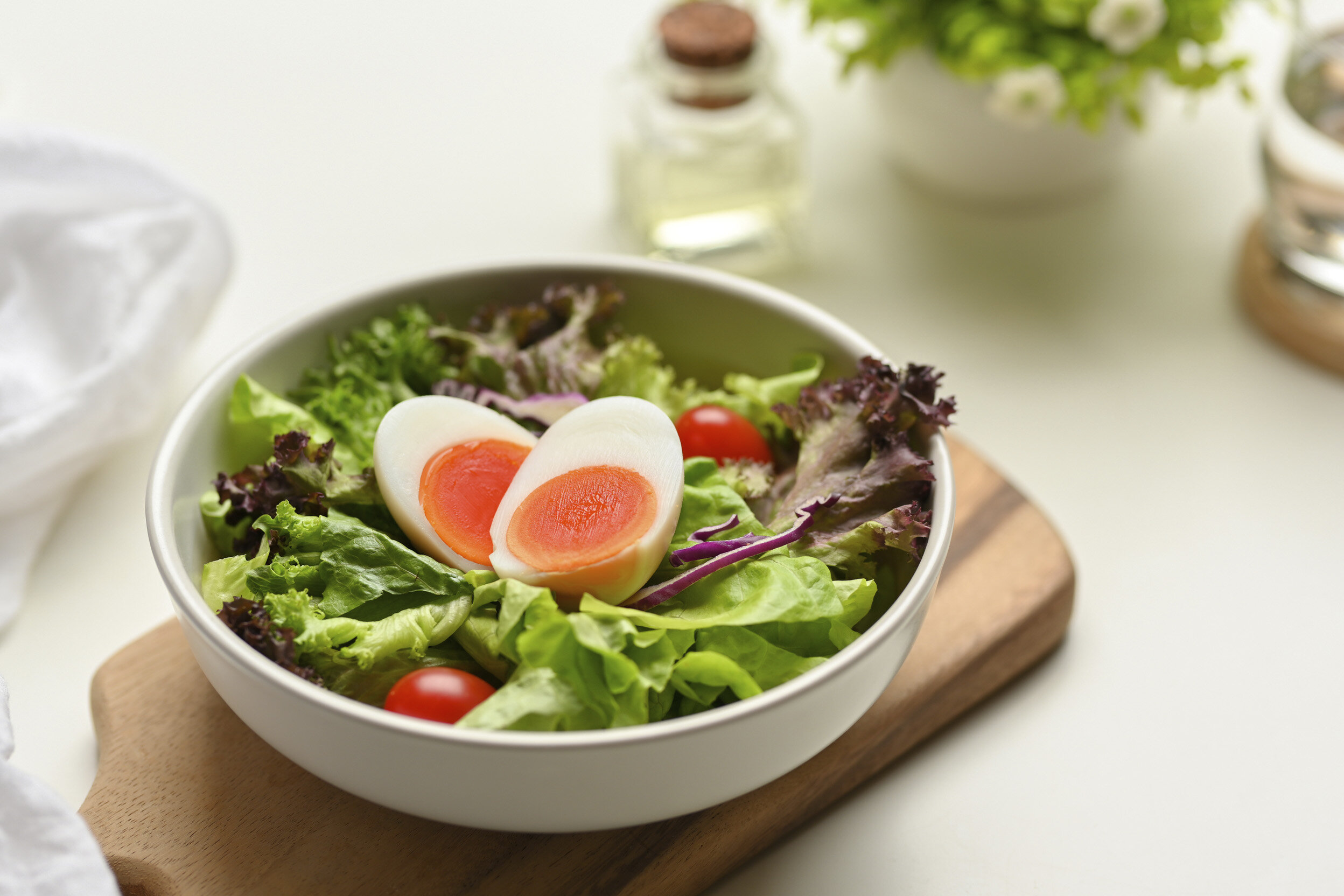 ゆで卵を乗せたサラダ