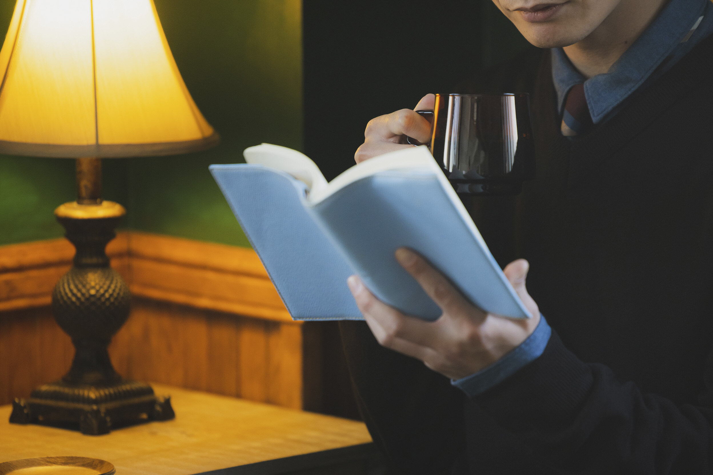 暗い部屋でコーヒーを飲むイメージ