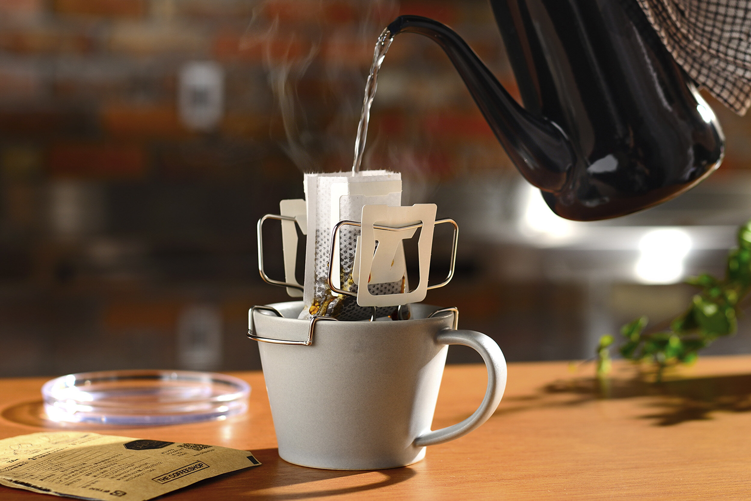 ドリップバッグでコーヒーを入れるイメージ