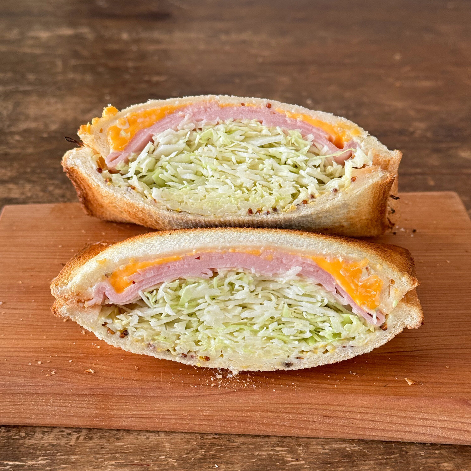 キャベツいっぱいハムとチーズのホットサンドのイメージ