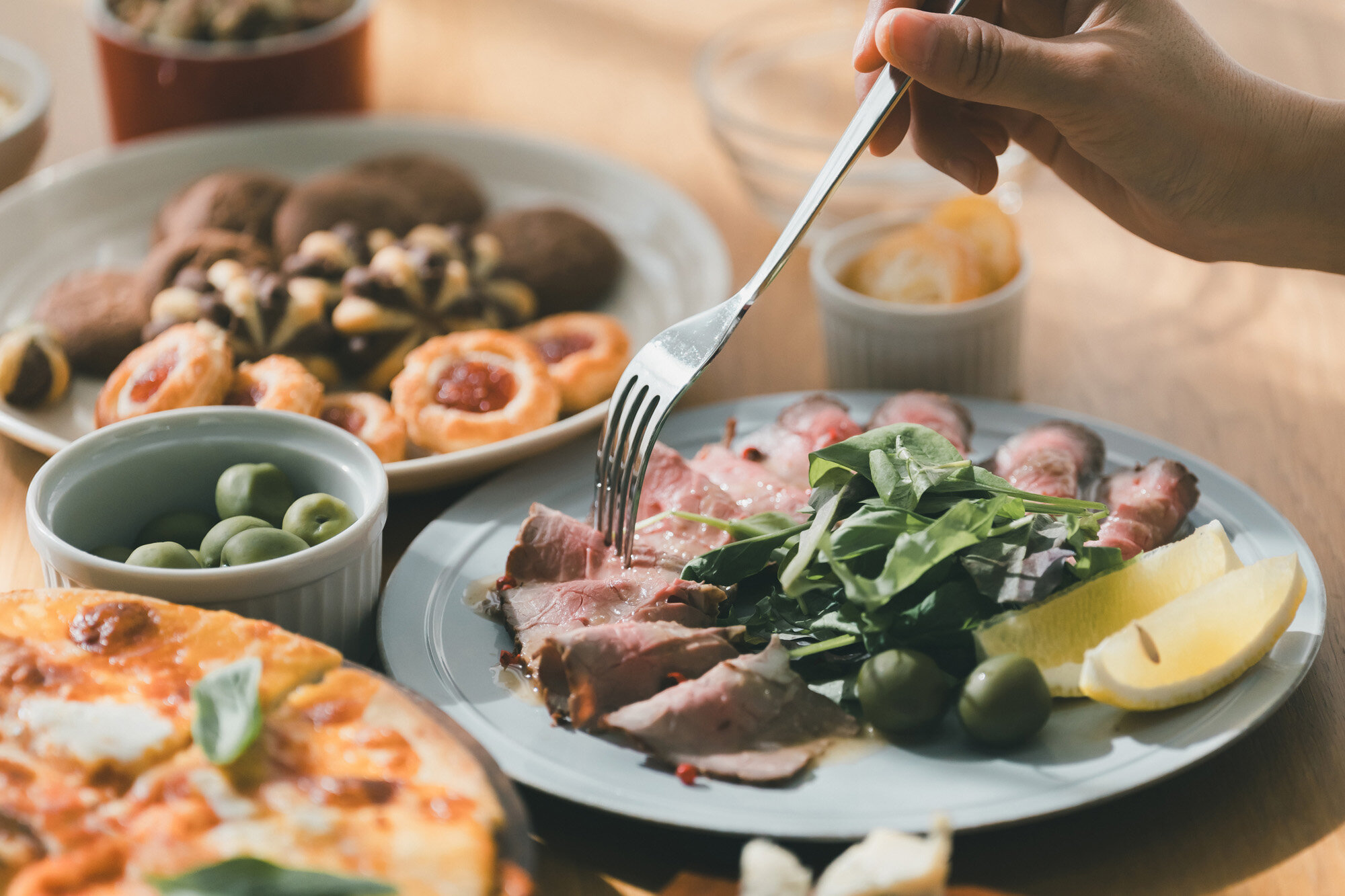 大皿料理の取り分けマナーとは？ビュッフェ・ホームパーティーで役立つ衛生対策を専門家が解説