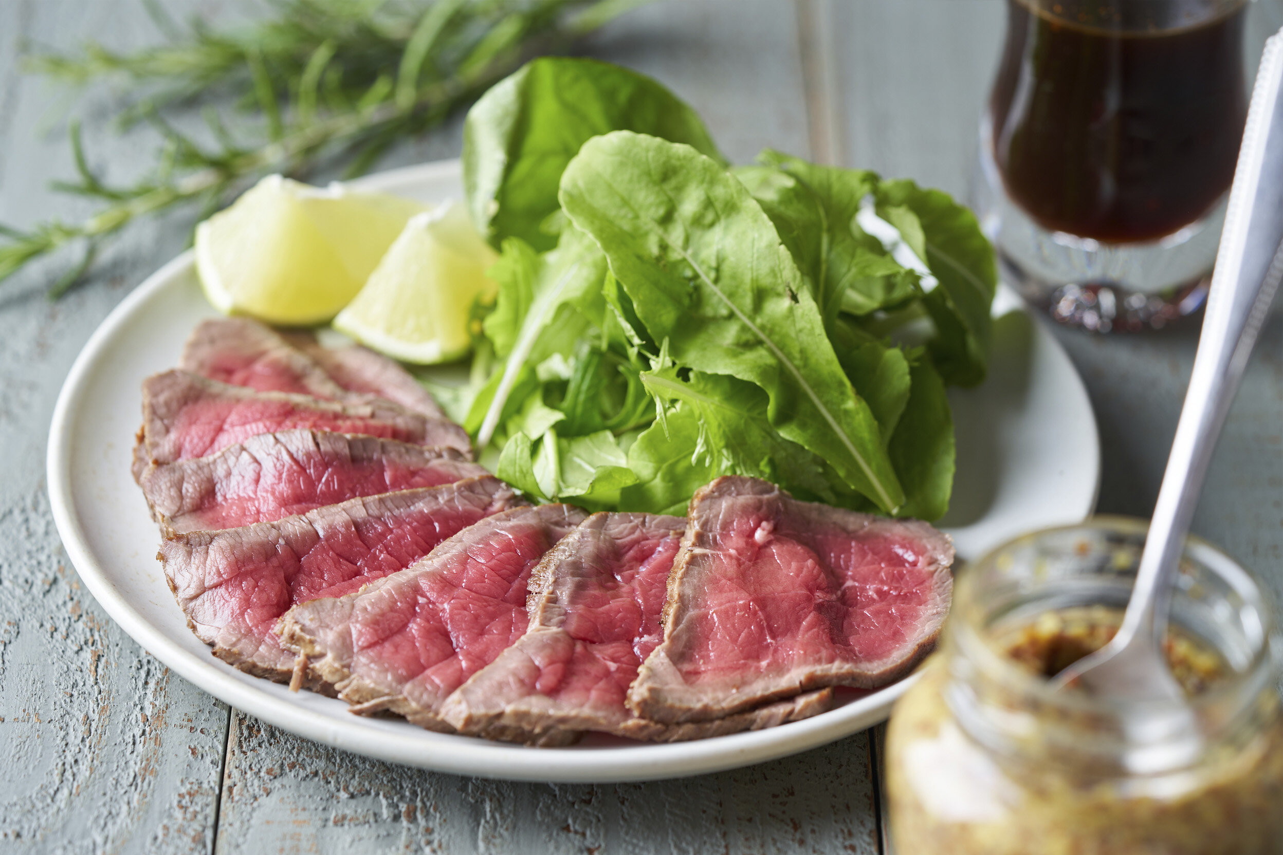 赤身肉とサラダが乗ったプレート