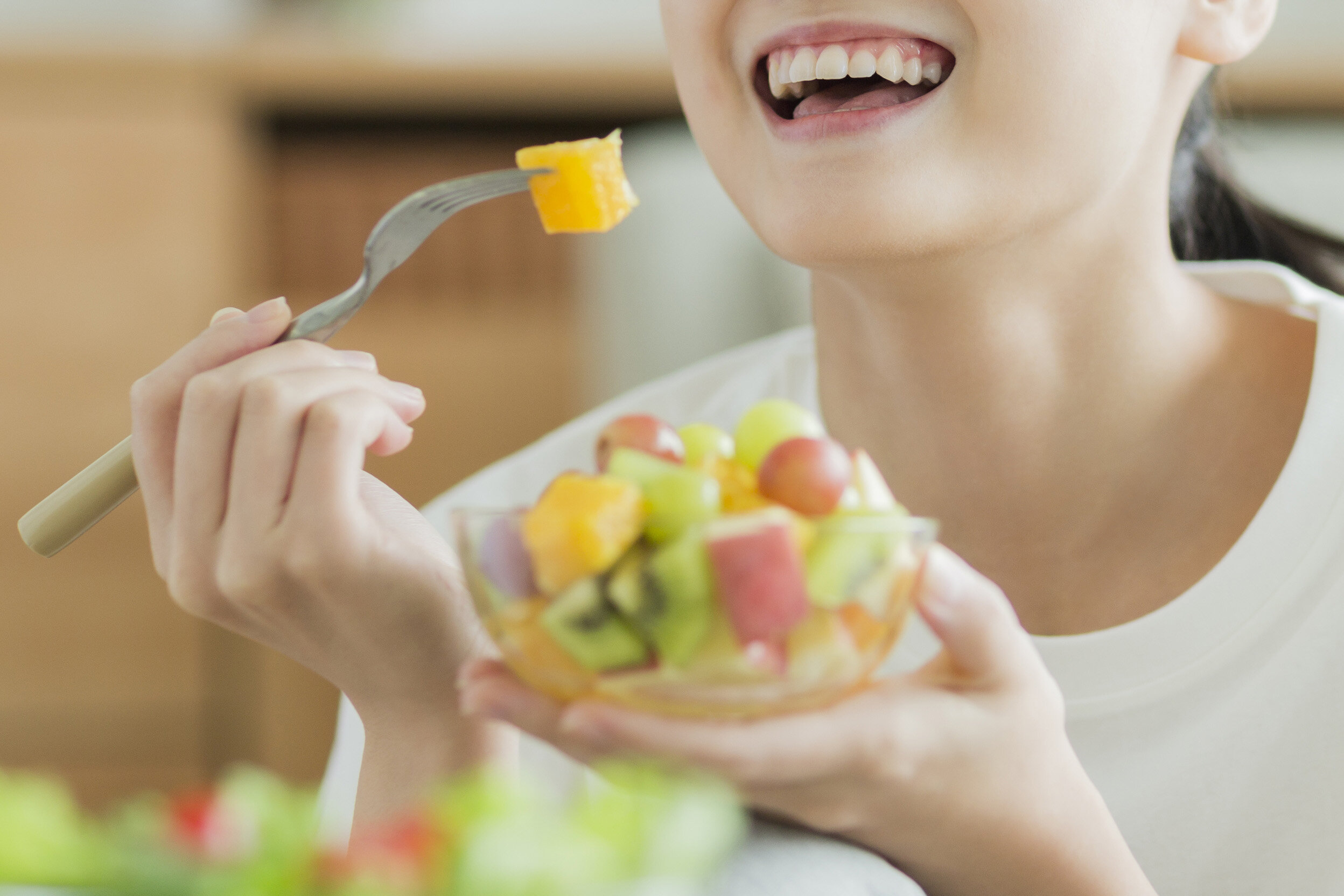 フルーツミックスを食べる女性