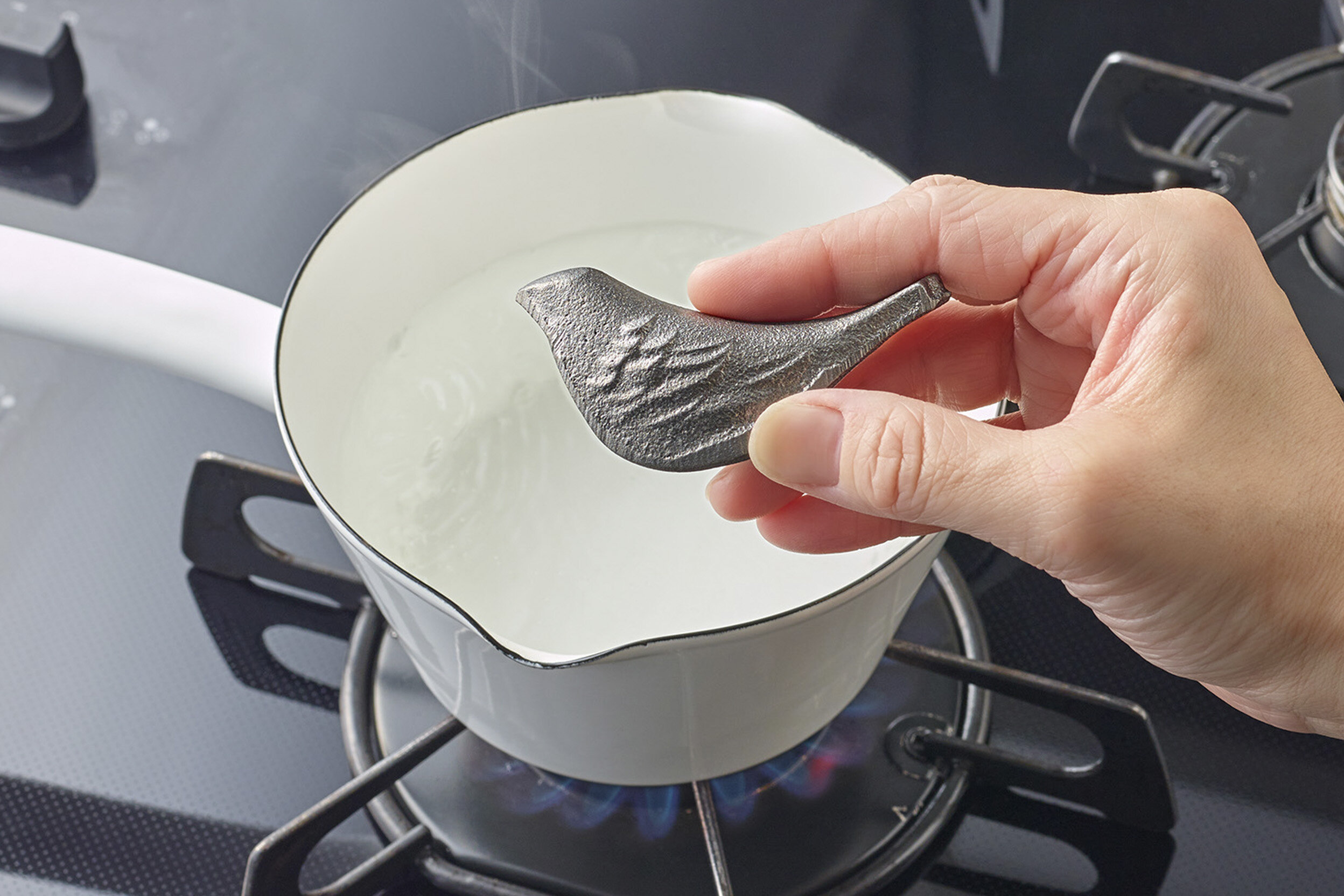 鉄のことりを鍋に入れる様子