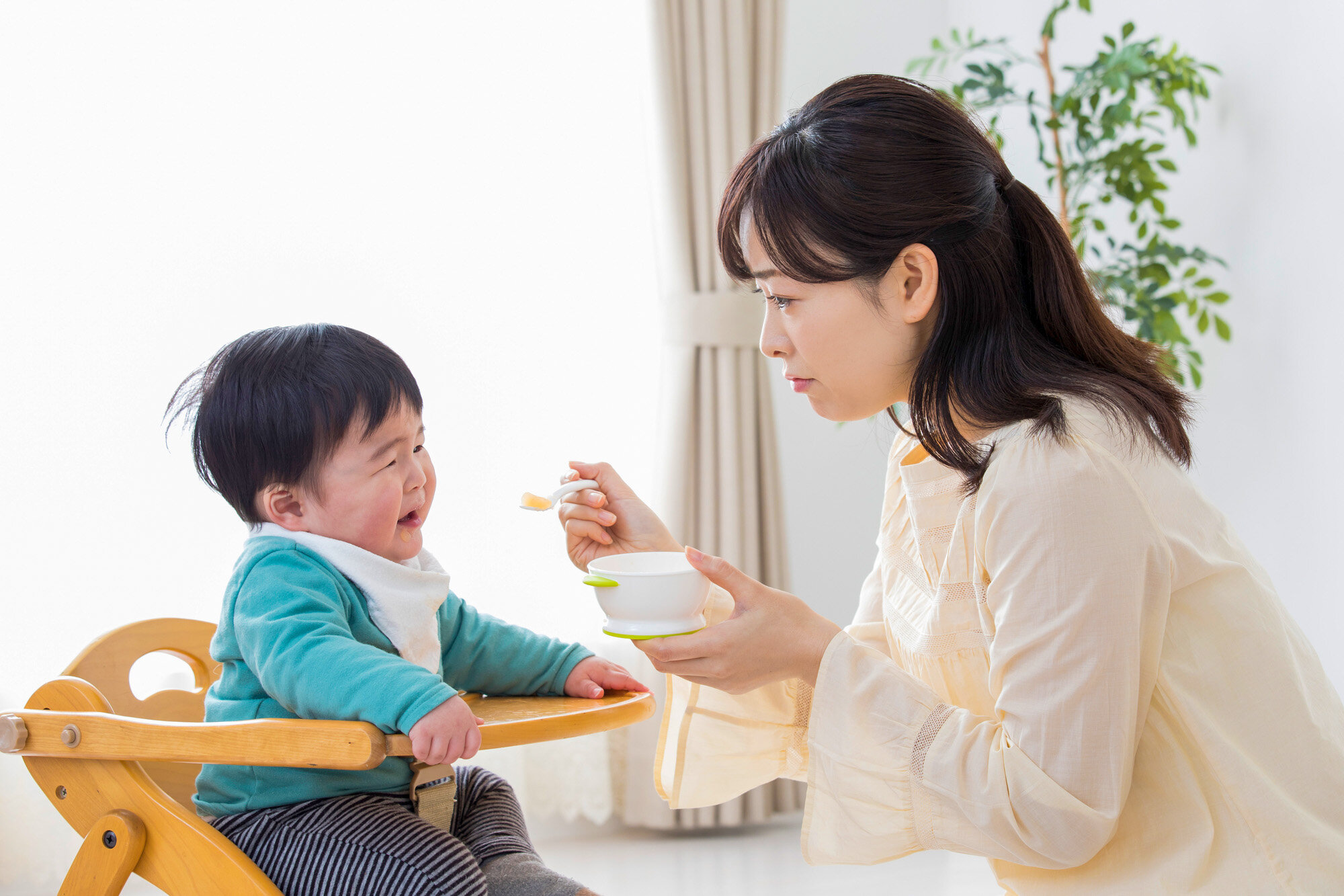 子どもにご飯をあげている母親