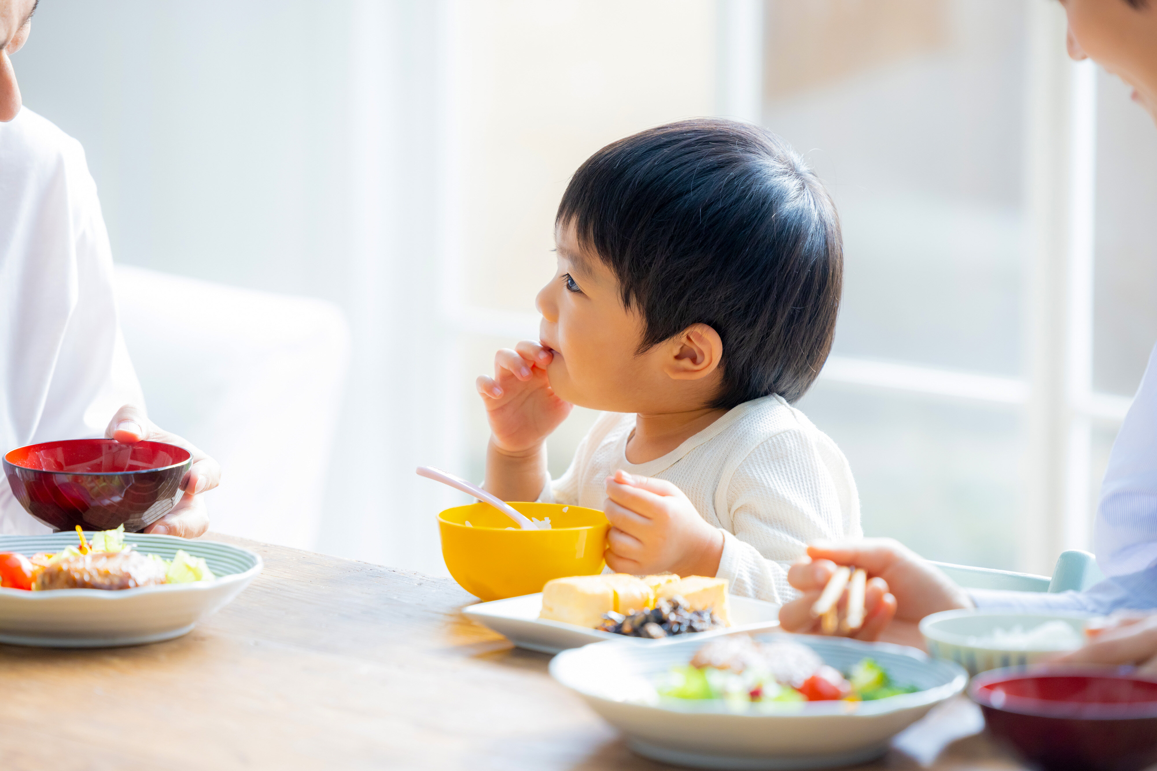 食事をする親子