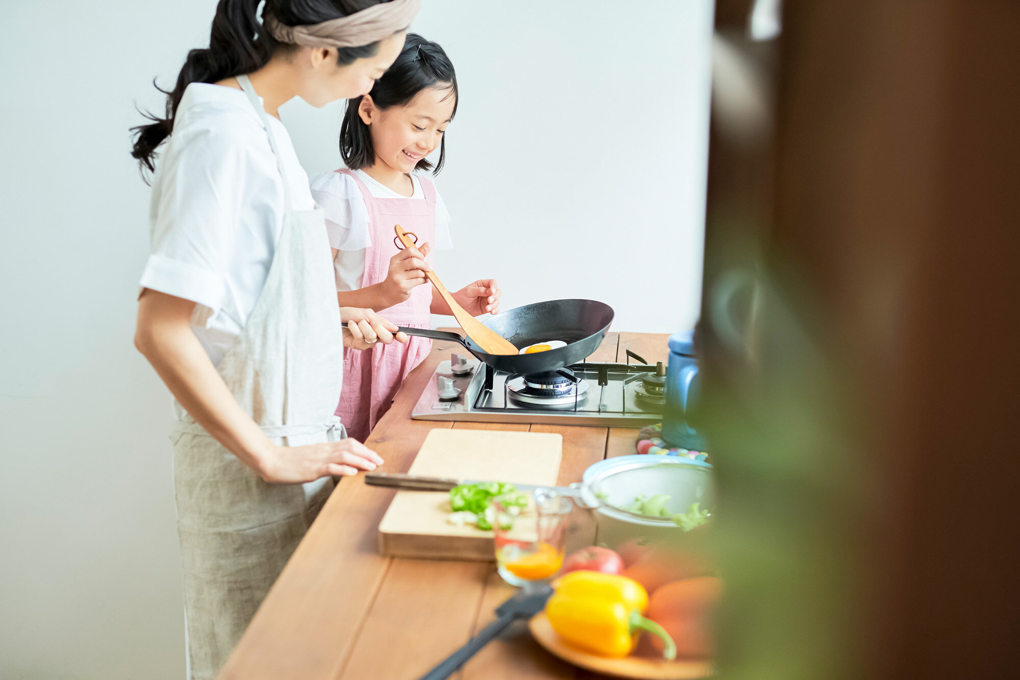料理をしている親子