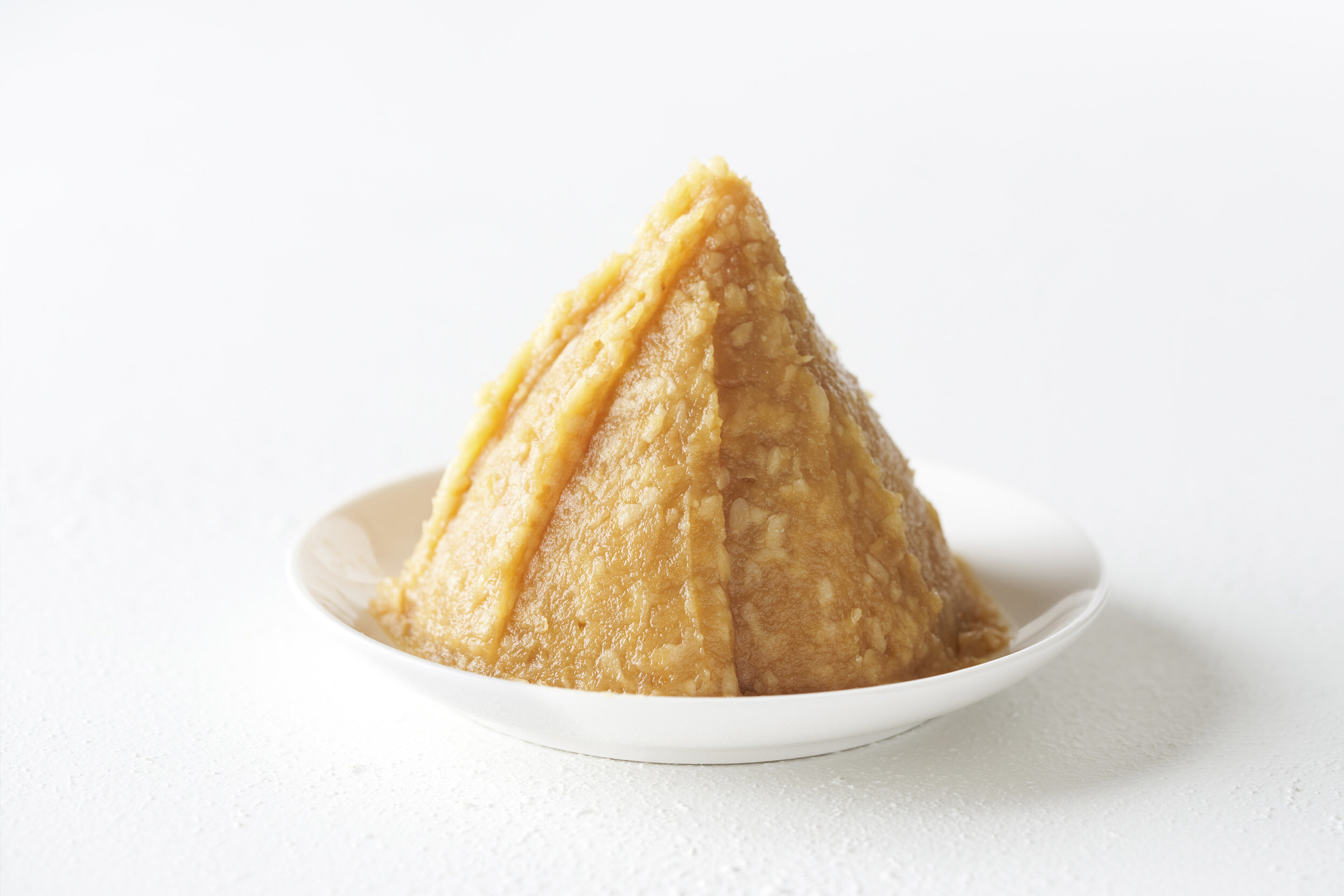 小皿に盛られた白味噌