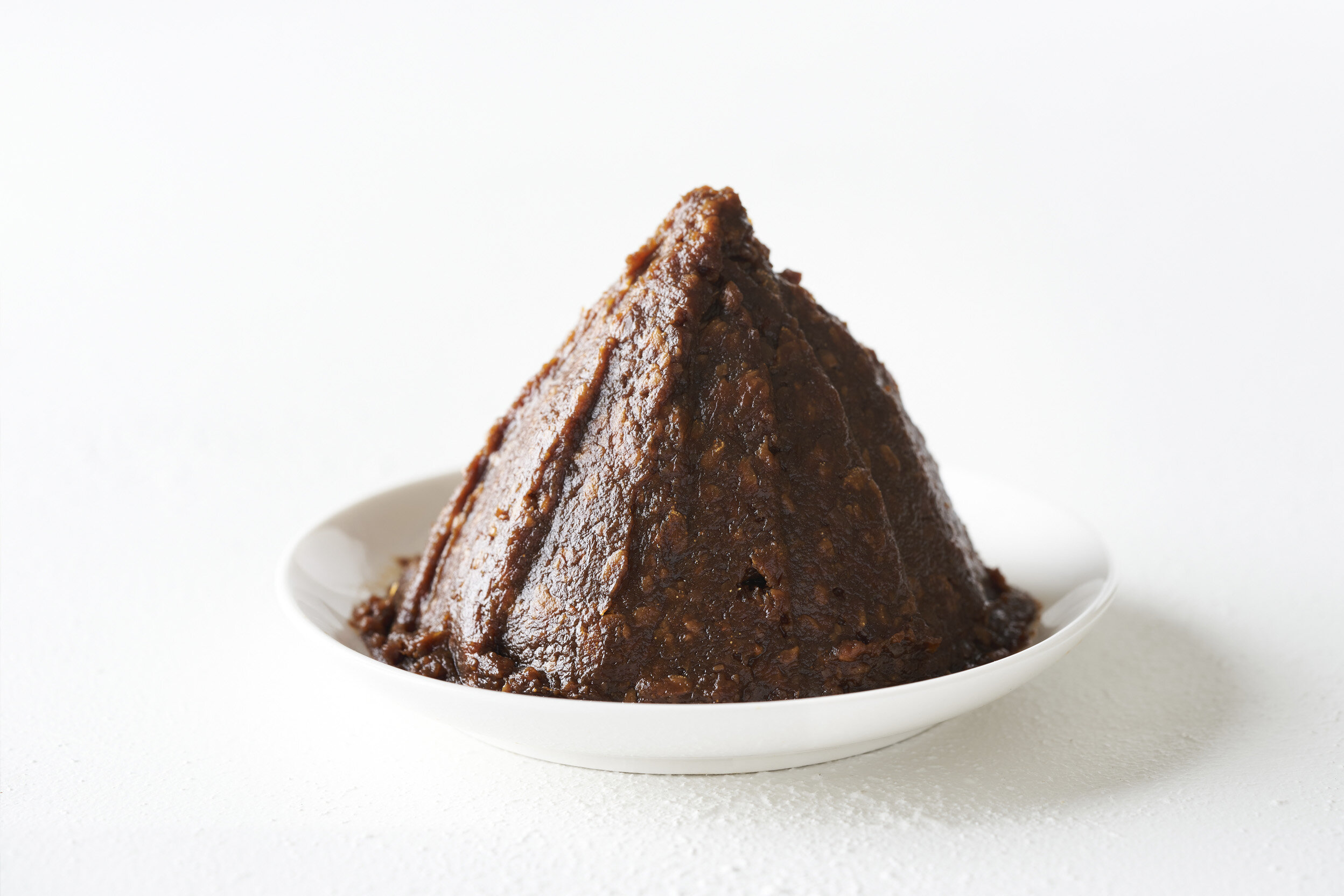 小皿に盛られた赤味噌