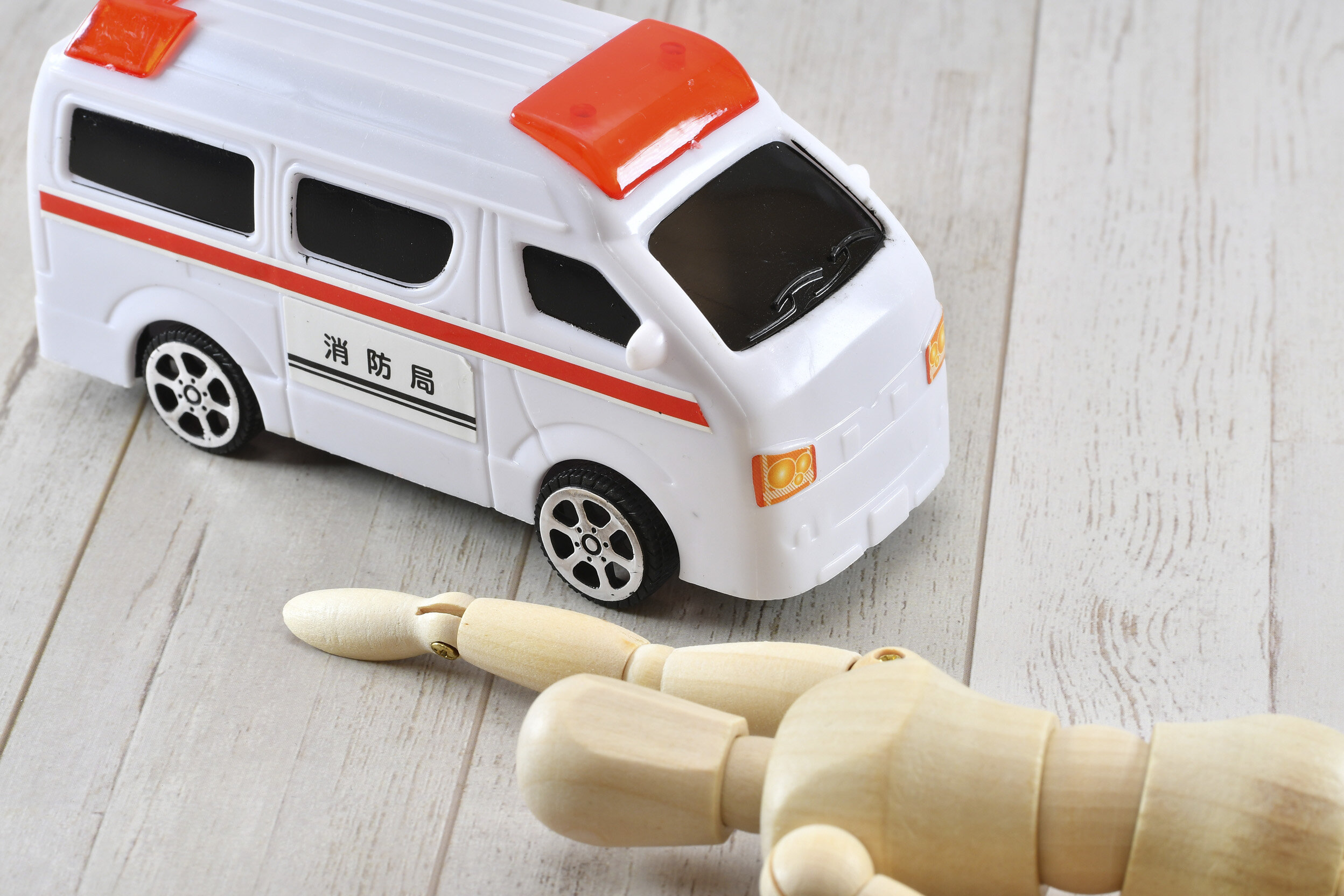 救急車と人が倒れている様子