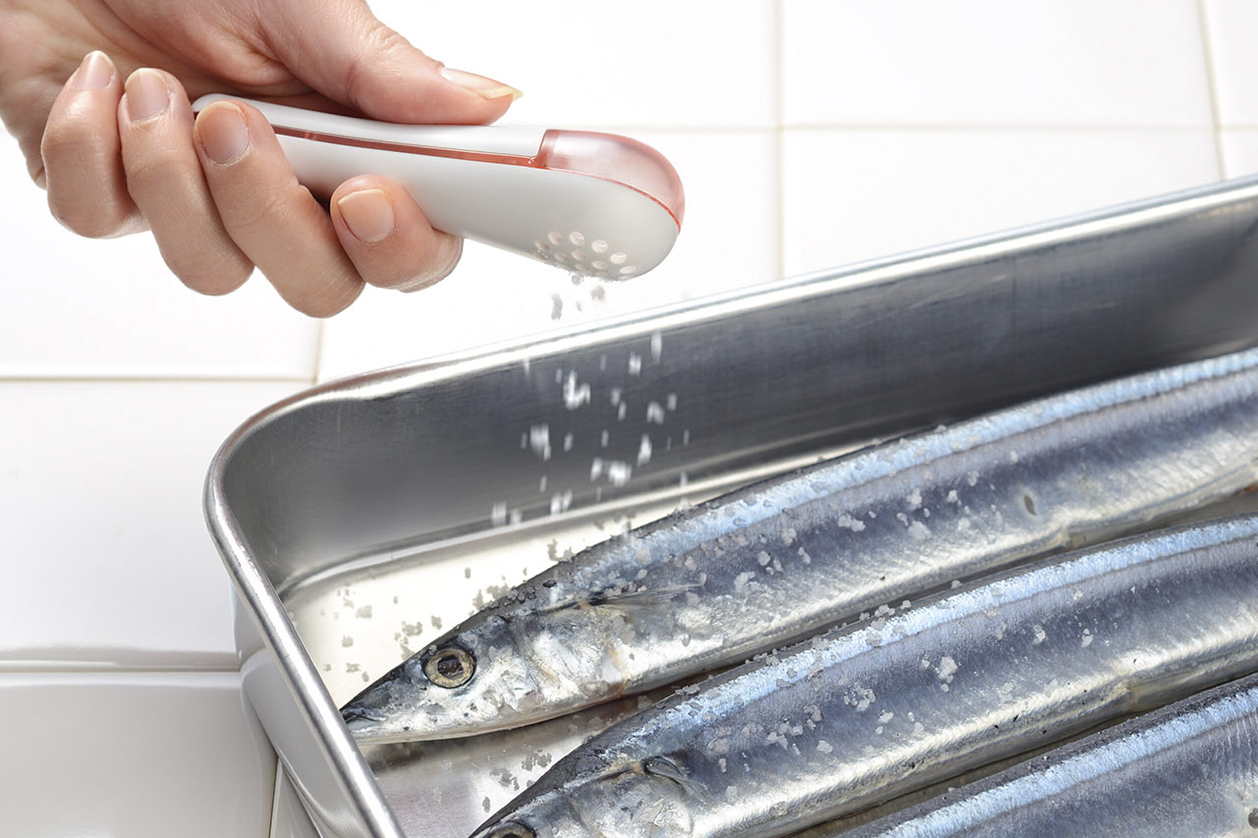 魚に塩を振っている様子