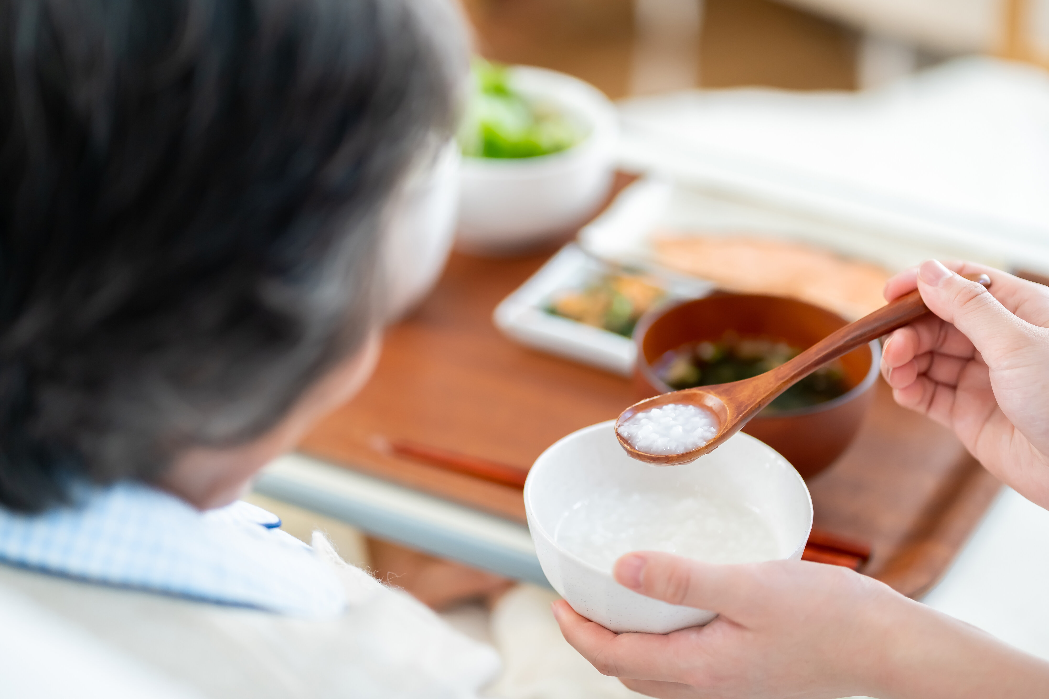 【介護福祉士監修】食事介助をもっと楽しく安全に！介護のプロが語る'誤嚥を起こりにくくする'ためのコツ