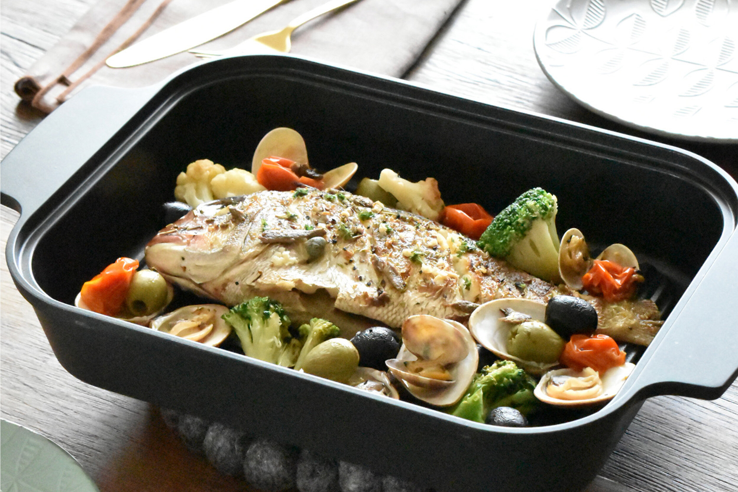 スチームクッカーで作った料理を食卓に並べる