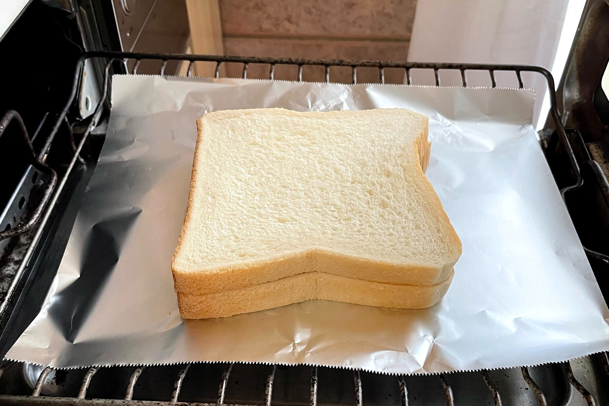 パンを2枚かさねてグリルで乾燥させる