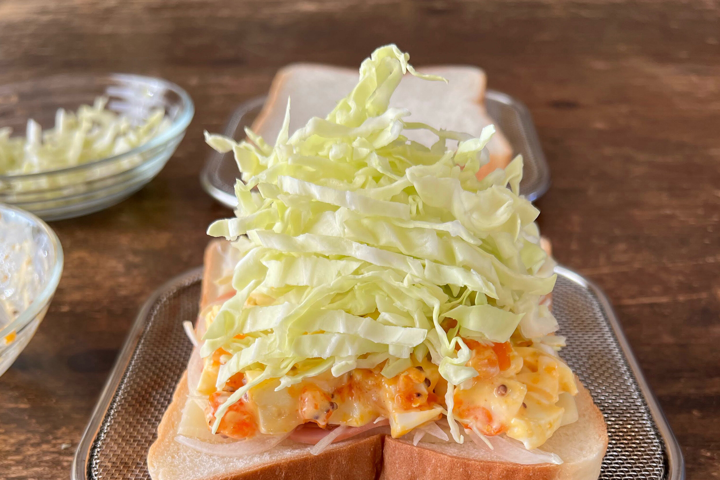 食パンに調味料を塗る