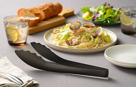 麺用トング しっかりめんトング［ブラック］｜トング｜商品紹介｜オークス株式会社