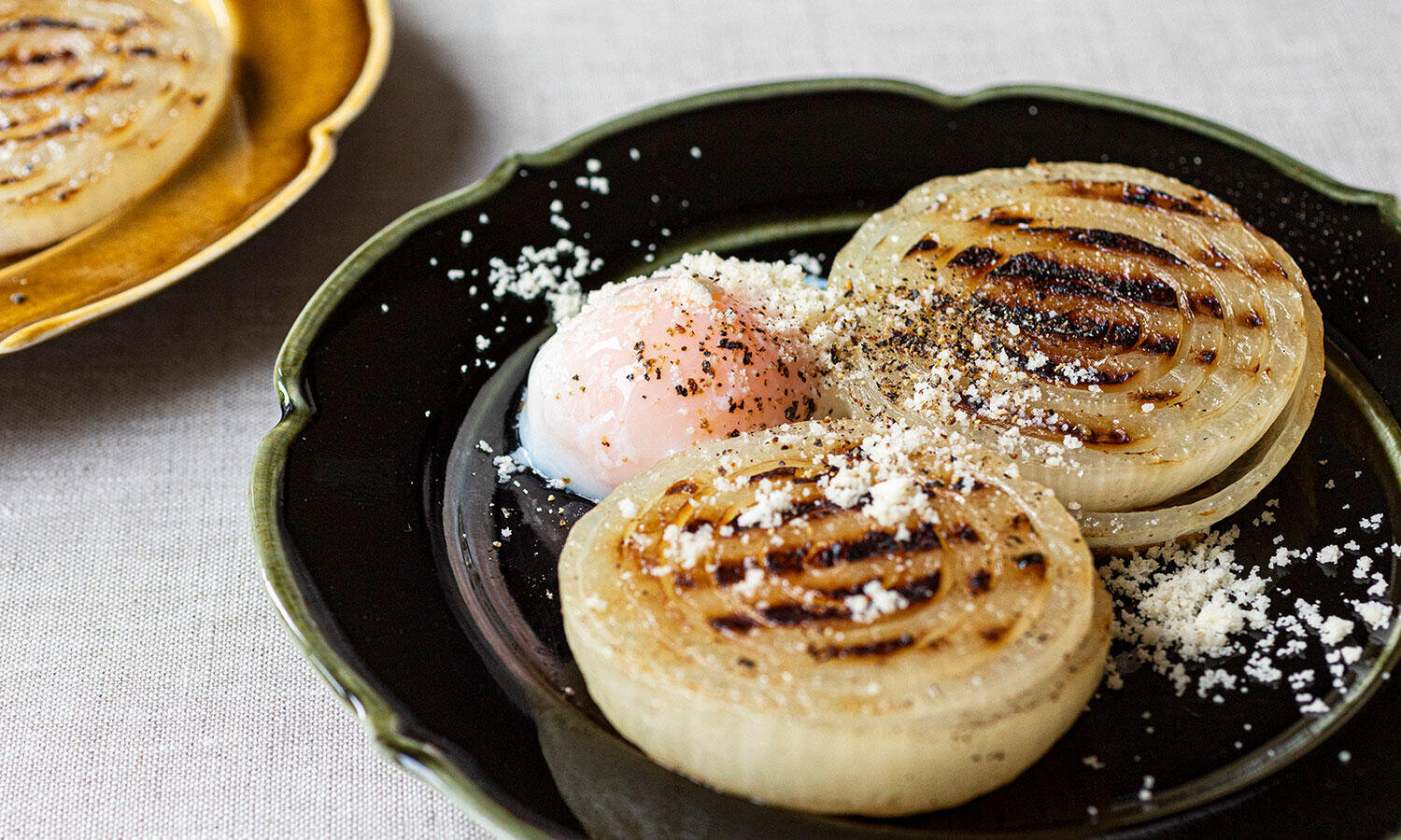 <small>こんがり焼き上がって甘み濃厚。卵をからめてどうぞ</small><br>新玉ねぎの温玉ソース
