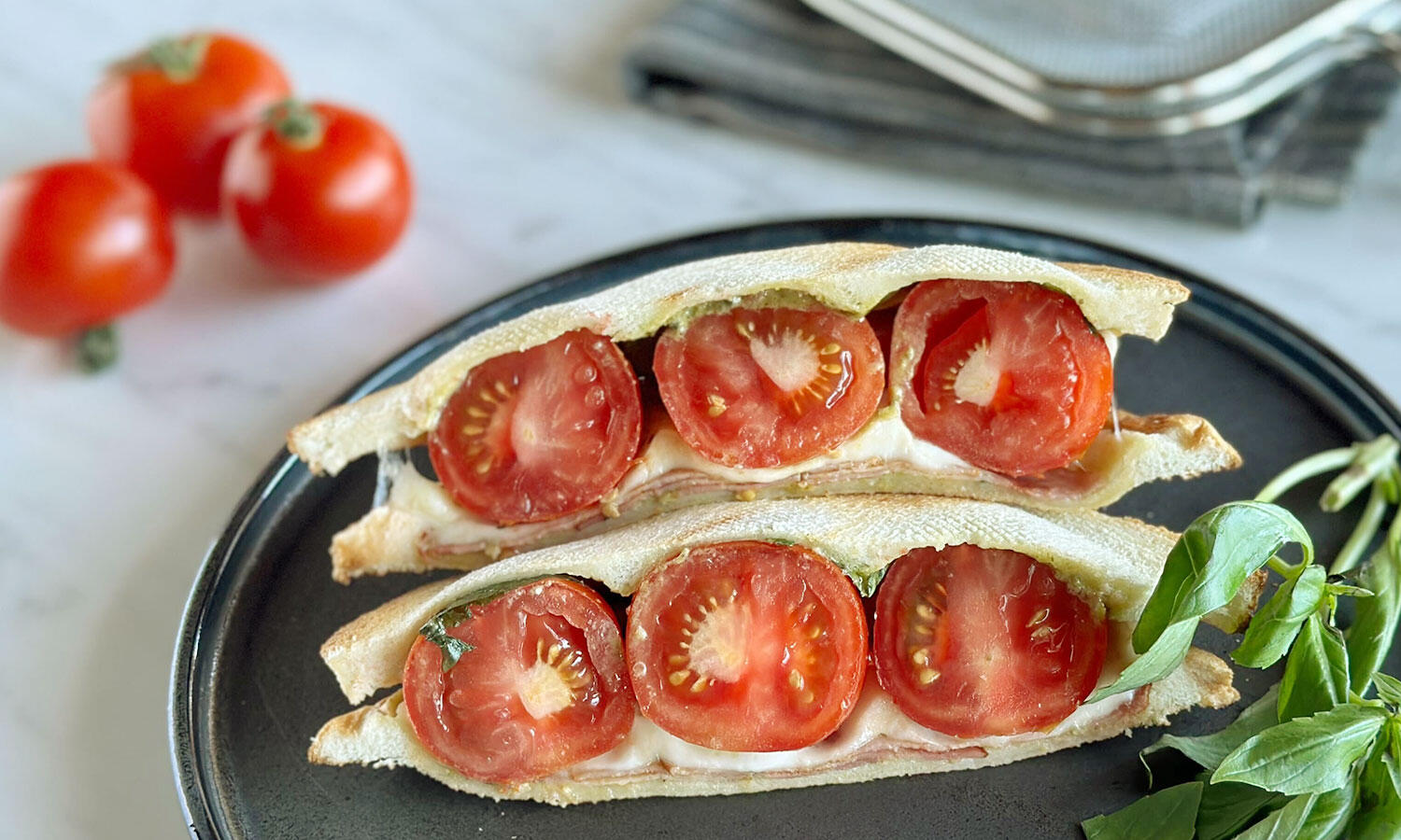 カプレーゼ風ホットサンド