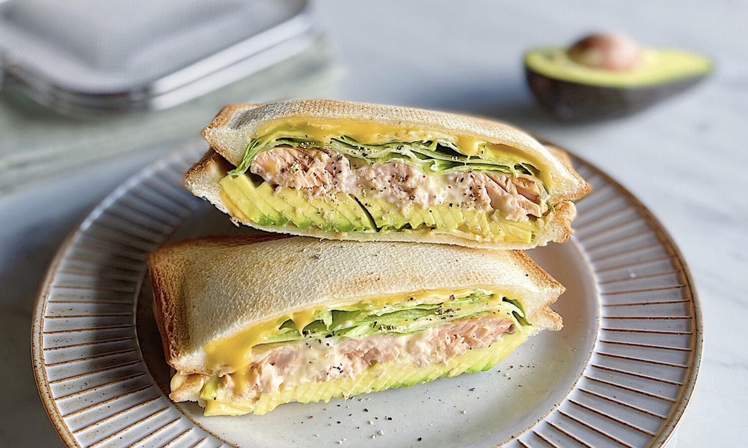 秋鮭とチーズのホットサンド